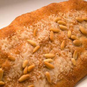 Coca brioix amb pinyons